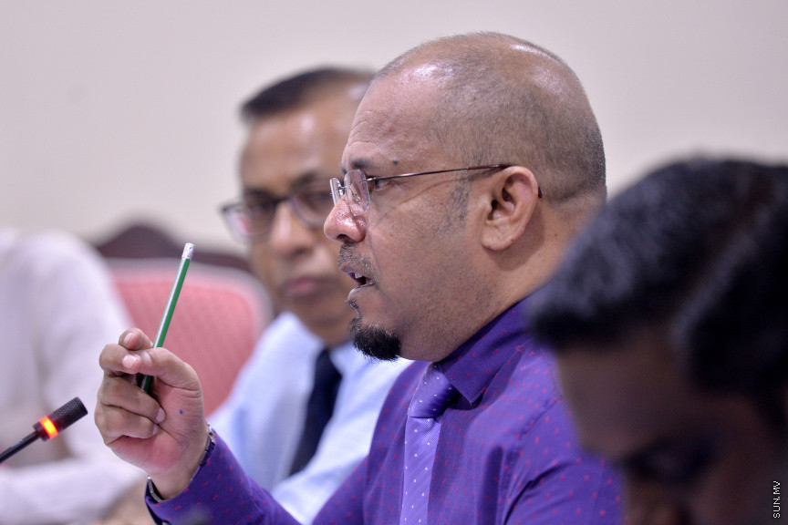 މާޗް 17، 2020: ހާއްސަ ހާލަތެއް މެދުވެރިވެގެން އިންތިހާބެއް ފަސް ކުރަން ޖެހިއްޖެ ހާލަތެއްގައި ގާނޫނީގޮތުން އަމަލުކުރާނެ ގޮތްތަކެއް ކަނޑައެޅުމަށްޓަކައި ކުރަންޖެހޭ ކަންކަން ކުރުމަށް ރައްޔިތުންގެ މަޖިލީހުގެ މިނިވަން މުއައްސަސާތަކުގެ ކޮމެޓީއަށް އިލެކްޝަން ކޮމިޝަން ހާޒިރުކުރުން -- ސަން ފޮޓޯ/ ފަޔާޒު މޫސާ