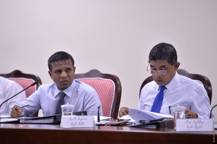 މާޗް 17، 2020: ހާއްސަ ހާލަތެއް މެދުވެރިވެގެން އިންތިހާބެއް ފަސް ކުރަން ޖެހިއްޖެ ހާލަތެއްގައި ގާނޫނީގޮތުން އަމަލުކުރާނެ ގޮތްތަކެއް ކަނޑައެޅުމަށްޓަކައި ކުރަންޖެހޭ ކަންކަން ކުރުމަށް ރައްޔިތުންގެ މަޖިލީހުގެ މިނިވަން މުއައްސަސާތަކުގެ ކޮމެޓީއަށް އިލެކްޝަން ކޮމިޝަން ހާޒިރުކުރުން -- ސަން ފޮޓޯ/ ފަޔާޒު މޫސާ