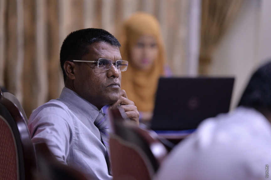 މާޗް 17، 2020: ހާއްސަ ހާލަތެއް މެދުވެރިވެގެން އިންތިހާބެއް ފަސް ކުރަން ޖެހިއްޖެ ހާލަތެއްގައި ގާނޫނީގޮތުން އަމަލުކުރާނެ ގޮތްތަކެއް ކަނޑައެޅުމަށްޓަކައި ކުރަންޖެހޭ ކަންކަން ކުރުމަށް ރައްޔިތުންގެ މަޖިލީހުގެ މިނިވަން މުއައްސަސާތަކުގެ ކޮމެޓީއަށް އިލެކްޝަން ކޮމިޝަން ހާޒިރުކުރުން -- ސަން ފޮޓޯ/ ފަޔާޒު މޫސާ