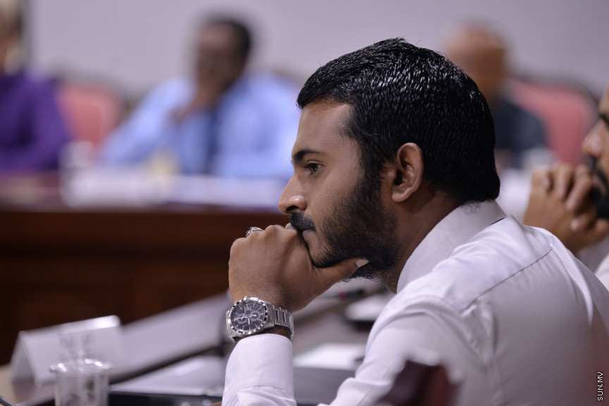 މާޗް 17، 2020: ހާއްސަ ހާލަތެއް މެދުވެރިވެގެން އިންތިހާބެއް ފަސް ކުރަން ޖެހިއްޖެ ހާލަތެއްގައި ގާނޫނީގޮތުން އަމަލުކުރާނެ ގޮތްތަކެއް ކަނޑައެޅުމަށްޓަކައި ކުރަންޖެހޭ ކަންކަން ކުރުމަށް ރައްޔިތުންގެ މަޖިލީހުގެ މިނިވަން މުއައްސަސާތަކުގެ ކޮމެޓީއަށް އިލެކްޝަން ކޮމިޝަން ހާޒިރުކުރުން -- ސަން ފޮޓޯ/ ފަޔާޒު މޫސާ