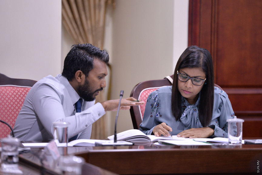 މާޗް 17، 2020: ހާއްސަ ހާލަތެއް މެދުވެރިވެގެން އިންތިހާބެއް ފަސް ކުރަން ޖެހިއްޖެ ހާލަތެއްގައި ގާނޫނީގޮތުން އަމަލުކުރާނެ ގޮތްތަކެއް ކަނޑައެޅުމަށްޓަކައި ކުރަންޖެހޭ ކަންކަން ކުރުމަށް ރައްޔިތުންގެ މަޖިލީހުގެ މިނިވަން މުއައްސަސާތަކުގެ ކޮމެޓީއަށް އިލެކްޝަން ކޮމިޝަން ހާޒިރުކުރުން -- ސަން ފޮޓޯ/ ފަޔާޒު މޫސާ