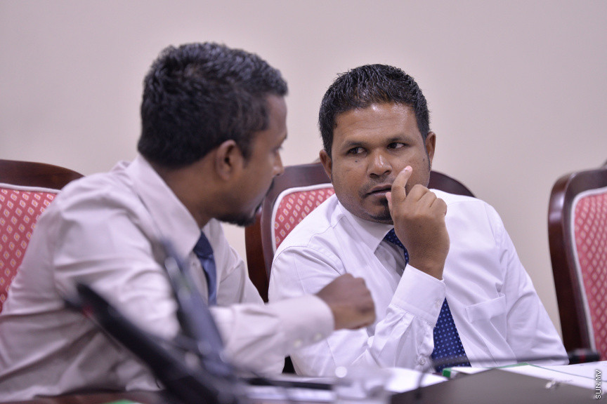 މާޗް 17، 2020: ހާއްސަ ހާލަތެއް މެދުވެރިވެގެން އިންތިހާބެއް ފަސް ކުރަން ޖެހިއްޖެ ހާލަތެއްގައި ގާނޫނީގޮތުން އަމަލުކުރާނެ ގޮތްތަކެއް ކަނޑައެޅުމަށްޓަކައި ކުރަންޖެހޭ ކަންކަން ކުރުމަށް ރައްޔިތުންގެ މަޖިލީހުގެ މިނިވަން މުއައްސަސާތަކުގެ ކޮމެޓީއަށް އިލެކްޝަން ކޮމިޝަން ހާޒިރުކުރުން -- ސަން ފޮޓޯ/ ފަޔާޒު މޫސާ