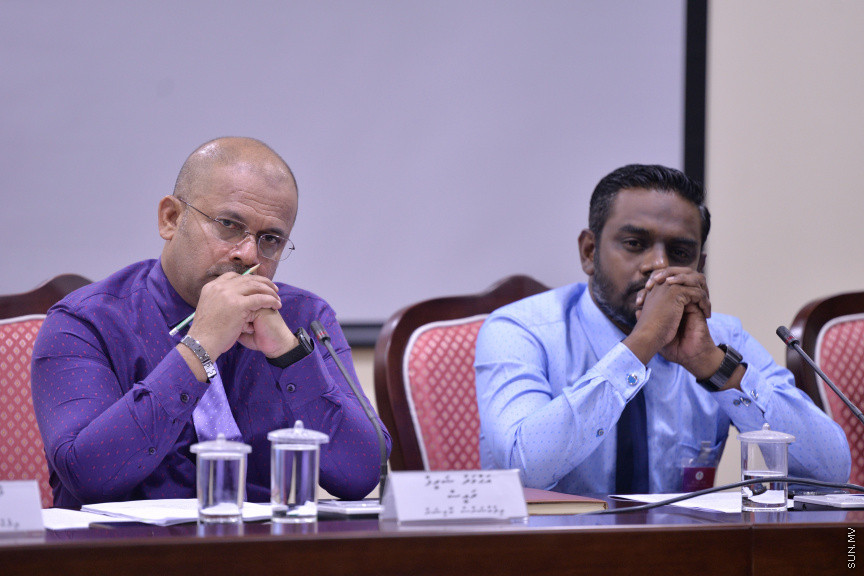 މާޗް 17، 2020: ހާއްސަ ހާލަތެއް މެދުވެރިވެގެން އިންތިހާބެއް ފަސް ކުރަން ޖެހިއްޖެ ހާލަތެއްގައި ގާނޫނީގޮތުން އަމަލުކުރާނެ ގޮތްތަކެއް ކަނޑައެޅުމަށްޓަކައި ކުރަންޖެހޭ ކަންކަން ކުރުމަށް ރައްޔިތުންގެ މަޖިލީހުގެ މިނިވަން މުއައްސަސާތަކުގެ ކޮމެޓީއަށް އިލެކްޝަން ކޮމިޝަން ހާޒިރުކުރުން -- ސަން ފޮޓޯ/ ފަޔާޒު މޫސާ