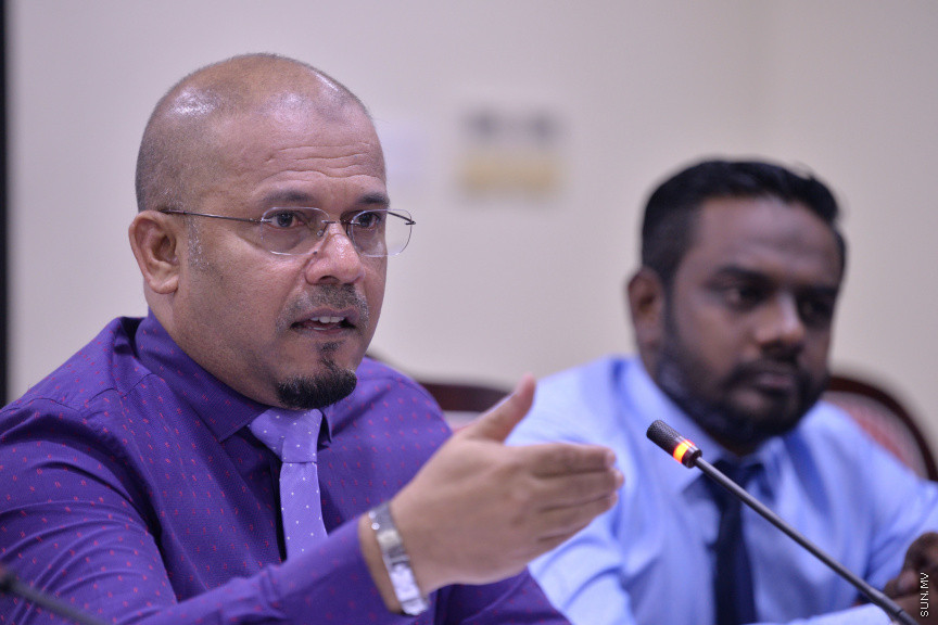 މާޗް 17، 2020: ހާއްސަ ހާލަތެއް މެދުވެރިވެގެން އިންތިހާބެއް ފަސް ކުރަން ޖެހިއްޖެ ހާލަތެއްގައި ގާނޫނީގޮތުން އަމަލުކުރާނެ ގޮތްތަކެއް ކަނޑައެޅުމަށްޓަކައި ކުރަންޖެހޭ ކަންކަން ކުރުމަށް ރައްޔިތުންގެ މަޖިލީހުގެ މިނިވަން މުއައްސަސާތަކުގެ ކޮމެޓީއަށް އިލެކްޝަން ކޮމިޝަން ހާޒިރުކުރުން -- ސަން ފޮޓޯ/ ފަޔާޒު މޫސާ
