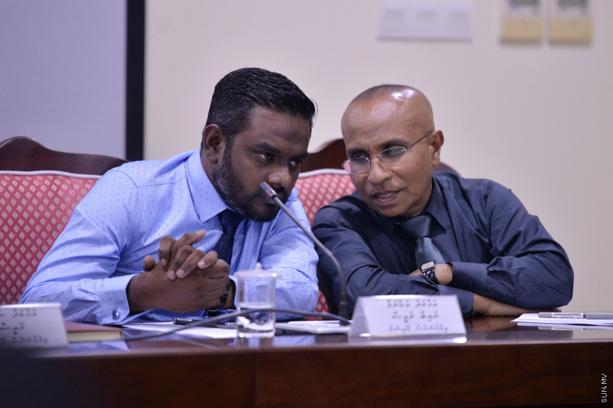 މާޗް 17، 2020: ހާއްސަ ހާލަތެއް މެދުވެރިވެގެން އިންތިހާބެއް ފަސް ކުރަން ޖެހިއްޖެ ހާލަތެއްގައި ގާނޫނީގޮތުން އަމަލުކުރާނެ ގޮތްތަކެއް ކަނޑައެޅުމަށްޓަކައި ކުރަންޖެހޭ ކަންކަން ކުރުމަށް ރައްޔިތުންގެ މަޖިލީހުގެ މިނިވަން މުއައްސަސާތަކުގެ ކޮމެޓީއަށް އިލެކްޝަން ކޮމިޝަން ހާޒިރުކުރުން -- ސަން ފޮޓޯ/ ފަޔާޒު މޫސާ
