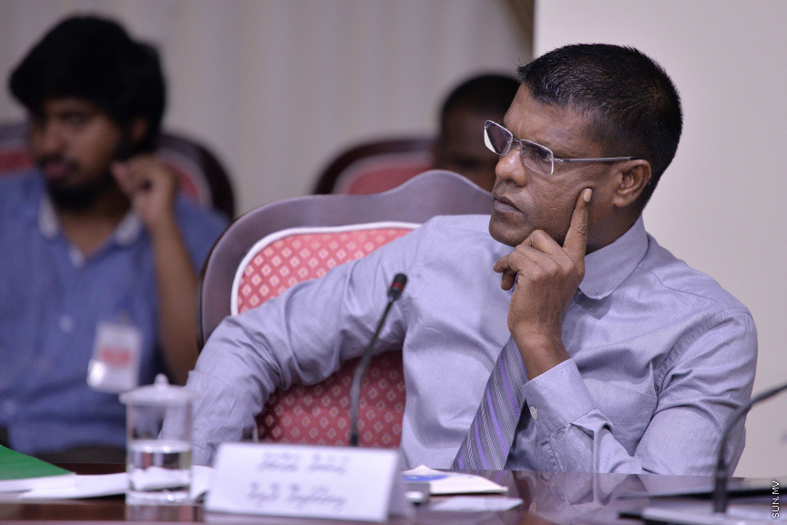 މާޗް 17، 2020: ހާއްސަ ހާލަތެއް މެދުވެރިވެގެން އިންތިހާބެއް ފަސް ކުރަން ޖެހިއްޖެ ހާލަތެއްގައި ގާނޫނީގޮތުން އަމަލުކުރާނެ ގޮތްތަކެއް ކަނޑައެޅުމަށްޓަކައި ކުރަންޖެހޭ ކަންކަން ކުރުމަށް ރައްޔިތުންގެ މަޖިލީހުގެ މިނިވަން މުއައްސަސާތަކުގެ ކޮމެޓީއަށް އިލެކްޝަން ކޮމިޝަން ހާޒިރުކުރުން -- ސަން ފޮޓޯ/ ފަޔާޒު މޫސާ