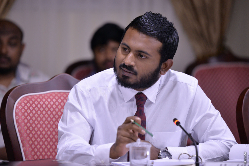 މާޗް 17، 2020: ހާއްސަ ހާލަތެއް މެދުވެރިވެގެން އިންތިހާބެއް ފަސް ކުރަން ޖެހިއްޖެ ހާލަތެއްގައި ގާނޫނީގޮތުން އަމަލުކުރާނެ ގޮތްތަކެއް ކަނޑައެޅުމަށްޓަކައި ކުރަންޖެހޭ ކަންކަން ކުރުމަށް ރައްޔިތުންގެ މަޖިލީހުގެ މިނިވަން މުއައްސަސާތަކުގެ ކޮމެޓީއަށް އިލެކްޝަން ކޮމިޝަން ހާޒިރުކުރުން -- ސަން ފޮޓޯ/ ފަޔާޒު މޫސާ
