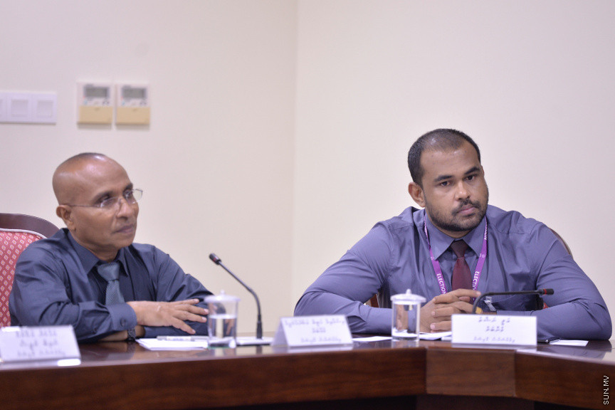 މާޗް 17، 2020: ހާއްސަ ހާލަތެއް މެދުވެރިވެގެން އިންތިހާބެއް ފަސް ކުރަން ޖެހިއްޖެ ހާލަތެއްގައި ގާނޫނީގޮތުން އަމަލުކުރާނެ ގޮތްތަކެއް ކަނޑައެޅުމަށްޓަކައި ކުރަންޖެހޭ ކަންކަން ކުރުމަށް ރައްޔިތުންގެ މަޖިލީހުގެ މިނިވަން މުއައްސަސާތަކުގެ ކޮމެޓީއަށް އިލެކްޝަން ކޮމިޝަން ހާޒިރުކުރުން -- ސަން ފޮޓޯ/ ފަޔާޒު މޫސާ