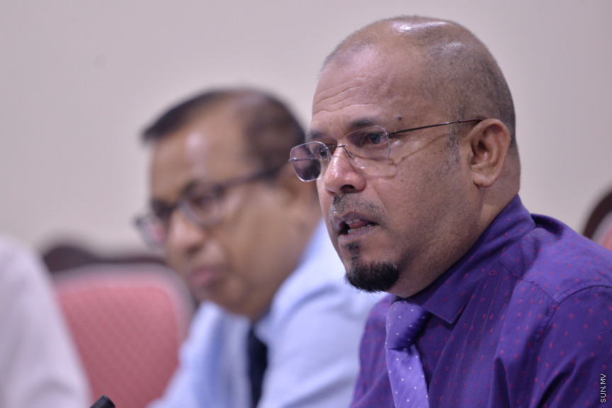 މާޗް 17، 2020: ހާއްސަ ހާލަތެއް މެދުވެރިވެގެން އިންތިހާބެއް ފަސް ކުރަން ޖެހިއްޖެ ހާލަތެއްގައި ގާނޫނީގޮތުން އަމަލުކުރާނެ ގޮތްތަކެއް ކަނޑައެޅުމަށްޓަކައި ކުރަންޖެހޭ ކަންކަން ކުރުމަށް ރައްޔިތުންގެ މަޖިލީހުގެ މިނިވަން މުއައްސަސާތަކުގެ ކޮމެޓީއަށް އިލެކްޝަން ކޮމިޝަން ހާޒިރުކުރުން -- ސަން ފޮޓޯ/ ފަޔާޒު މޫސާ