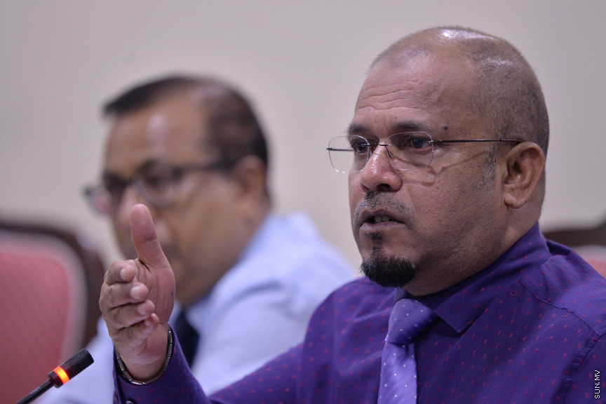 މާޗް 17، 2020: ހާއްސަ ހާލަތެއް މެދުވެރިވެގެން އިންތިހާބެއް ފަސް ކުރަން ޖެހިއްޖެ ހާލަތެއްގައި ގާނޫނީގޮތުން އަމަލުކުރާނެ ގޮތްތަކެއް ކަނޑައެޅުމަށްޓަކައި ކުރަންޖެހޭ ކަންކަން ކުރުމަށް ރައްޔިތުންގެ މަޖިލީހުގެ މިނިވަން މުއައްސަސާތަކުގެ ކޮމެޓީއަށް އިލެކްޝަން ކޮމިޝަން ހާޒިރުކުރުން -- ސަން ފޮޓޯ/ ފަޔާޒު މޫސާ