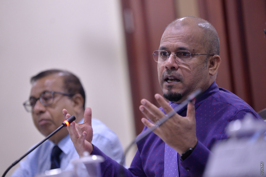 މާޗް 17، 2020: ހާއްސަ ހާލަތެއް މެދުވެރިވެގެން އިންތިހާބެއް ފަސް ކުރަން ޖެހިއްޖެ ހާލަތެއްގައި ގާނޫނީގޮތުން އަމަލުކުރާނެ ގޮތްތަކެއް ކަނޑައެޅުމަށްޓަކައި ކުރަންޖެހޭ ކަންކަން ކުރުމަށް ރައްޔިތުންގެ މަޖިލީހުގެ މިނިވަން މުއައްސަސާތަކުގެ ކޮމެޓީއަށް އިލެކްޝަން ކޮމިޝަން ހާޒިރުކުރުން -- ސަން ފޮޓޯ/ ފަޔާޒު މޫސާ