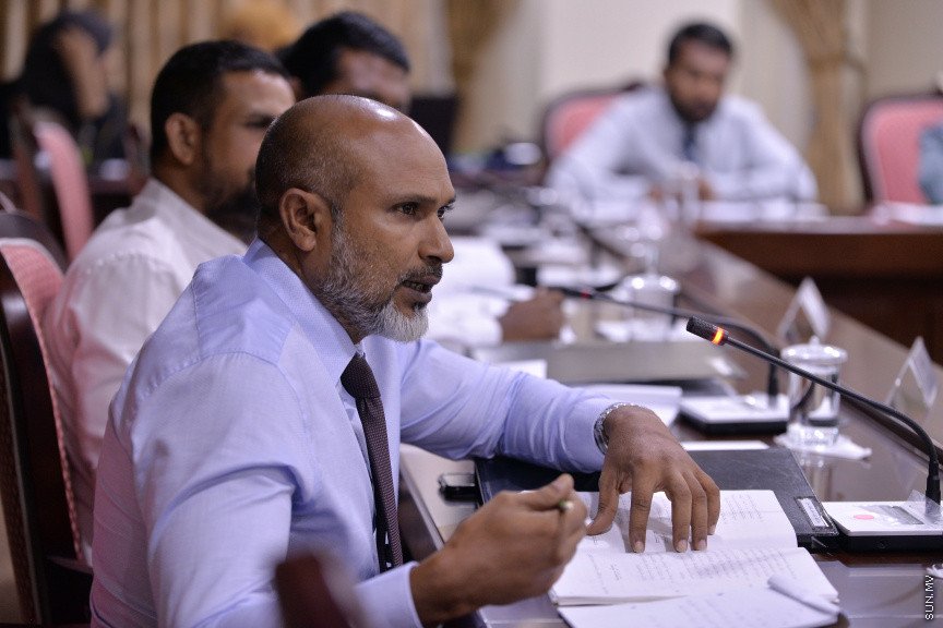 މާޗް 17، 2020: ހާއްސަ ހާލަތެއް މެދުވެރިވެގެން އިންތިހާބެއް ފަސް ކުރަން ޖެހިއްޖެ ހާލަތެއްގައި ގާނޫނީގޮތުން އަމަލުކުރާނެ ގޮތްތަކެއް ކަނޑައެޅުމަށްޓަކައި ކުރަންޖެހޭ ކަންކަން ކުރުމަށް ރައްޔިތުންގެ މަޖިލީހުގެ މިނިވަން މުއައްސަސާތަކުގެ ކޮމެޓީއަށް އިލެކްޝަން ކޮމިޝަން ހާޒިރުކުރުން -- ސަން ފޮޓޯ/ ފަޔާޒު މޫސާ