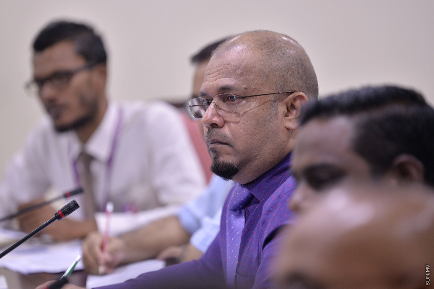 މާޗް 17، 2020: ހާއްސަ ހާލަތެއް މެދުވެރިވެގެން އިންތިހާބެއް ފަސް ކުރަން ޖެހިއްޖެ ހާލަތެއްގައި ގާނޫނީގޮތުން އަމަލުކުރާނެ ގޮތްތަކެއް ކަނޑައެޅުމަށްޓަކައި ކުރަންޖެހޭ ކަންކަން ކުރުމަށް ރައްޔިތުންގެ މަޖިލީހުގެ މިނިވަން މުއައްސަސާތަކުގެ ކޮމެޓީއަށް އިލެކްޝަން ކޮމިޝަން ހާޒިރުކުރުން -- ސަން ފޮޓޯ/ ފަޔާޒު މޫސާ