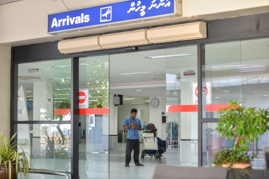 ވެލާނާ އިންޓަނޭޝަނަލް އެއާރޕޯޓް ފަޅަށް:  ކޮވިޑް19 އާއި ގުޅިގެން ރާއްޖެއަށް އަންނަ ފްލައިޓްތައް ވަނީ ވަރަށް ބޮޑަށް މަދުވެފައި، ބައެއް ގަުމުތަކުން ދަތުރުފަތުރު މެދުކަނޑަލާފައިވާއިރު ވައިރަސް އާ ގުޅިގެން ދަތުރުކުރާ މީހުންގެ އަދަދު ވެސް ވަނީ މަދުވެފައި، ރާއްޖެއަށް އަންނަ ފަތުރުވެރިންގެ އަދަދު މަދުވެ، އިންޓަނޭޝަނަލް އަދި ޑޮމެސްޓިކް ދަތުރުތައް ވަނީ މަދުވެފައި، އެންމެ ޕީކް ގަޑިތަކުގައިވެސް އެއާޕޯޓް އޮންނަނީ ފަޅަށް --- ސަން ފޮޓޯ/ ފަޔާޒު މޫސާ