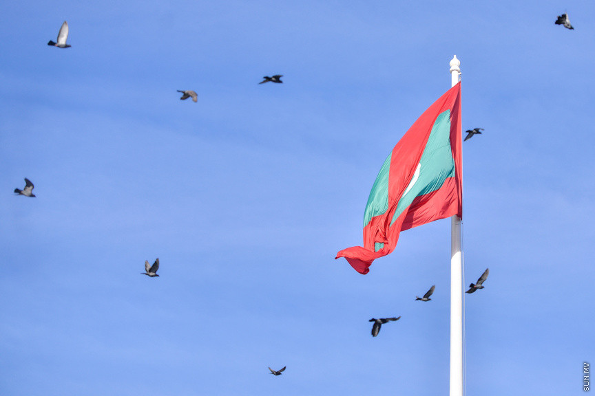 މާޗް 19، 2020: ކޮވިޑް19ގެ ނުރައްކާ ރާއްޖެއަށް ބޮޑުވުމާ އެކު ޖުމްހޫރީ މައިދާން ހިމެނޭ ގޮތަށް މާލޭގެ ހުރިހާ ޕާކްތަކެއް ވަނީ ބަންދުކޮށްފައެވެ. ބަންދު ދުވަސްތަކުގައި އާންމުންނާއި ގިނަ އަދަދެއްގެ ބިދޭސީން އެއްވެ ފުނިޖެހިފައިވާ ޖުމްހޫރީމައިދާނުގައި މިހާރު ފރަސްކަން ކުރަނީ އެސަރަހައްދުގައި އުޅެމުންދާ ކޮތަރުތަކެވެ. ޖުމްހޫރީ މައިދާން ވަނީ ކޮތަރުތަކަށް ހިތަކަށް ބޭނުން ކުރަން ލިބިފައެވެ. -- ސަން ފޮޓޯ/ ފަޔާޒު މޫސާ