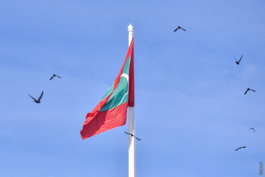މާޗް 19، 2020: ކޮވިޑް19ގެ ނުރައްކާ ރާއްޖެއަށް ބޮޑުވުމާ އެކު ޖުމްހޫރީ މައިދާން ހިމެނޭ ގޮތަށް މާލޭގެ ހުރިހާ ޕާކްތަކެއް ވަނީ ބަންދުކޮށްފައެވެ. ބަންދު ދުވަސްތަކުގައި އާންމުންނާއި ގިނަ އަދަދެއްގެ ބިދޭސީން އެއްވެ ފުނިޖެހިފައިވާ ޖުމްހޫރީމައިދާނުގައި މިހާރު ފރަސްކަން ކުރަނީ އެސަރަހައްދުގައި އުޅެމުންދާ ކޮތަރުތަކެވެ. ޖުމްހޫރީ މައިދާން ވަނީ ކޮތަރުތަކަށް ހިތަކަށް ބޭނުން ކުރަން ލިބިފައެވެ. -- ސަން ފޮޓޯ/ ފަޔާޒު މޫސާ