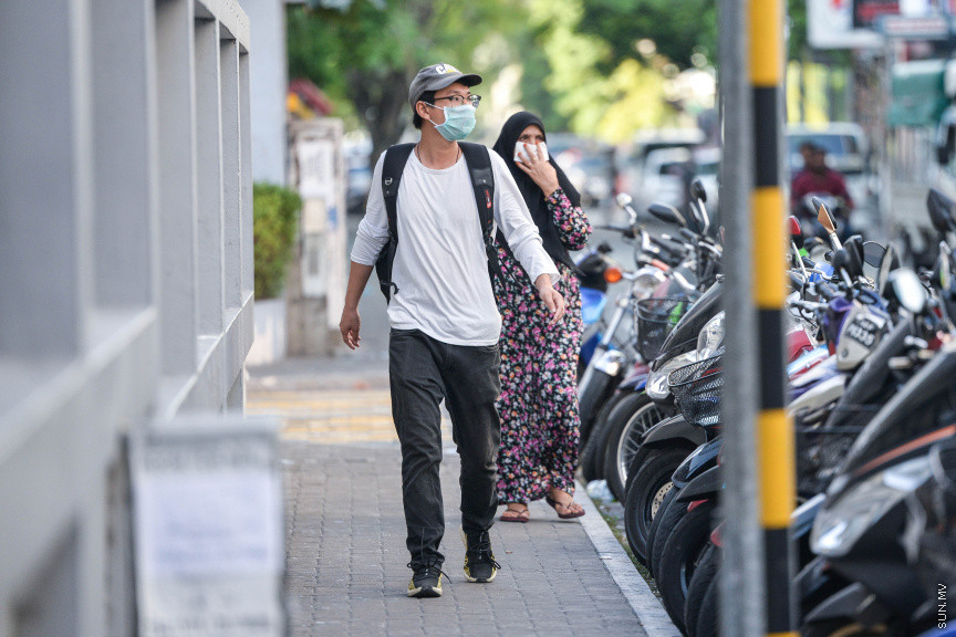 މާޗް 22، 2020: ރޭއްޖޭގައި ވެސް ފެތުރެމުންދާ ކޮވިޑް-19 އާ ގުޅިގެން ރައްކާތެރިވުމަށް ފޭސް މާސްކު އެޅުން -- ސަން ފޮޓޯ/ ފަޔާޒު މޫސާ 