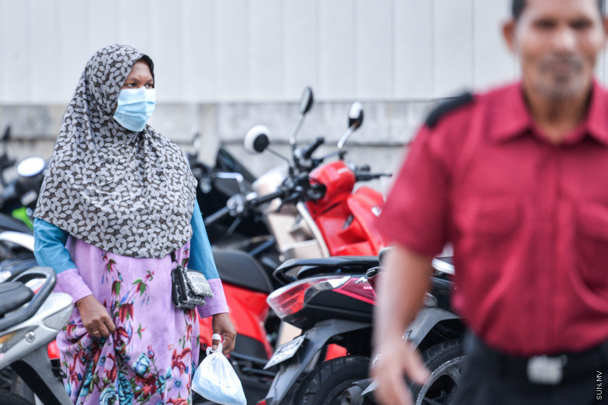 މާޗް 22، 2020: ރޭއްޖޭގައި ވެސް ފެތުރެމުންދާ ކޮވިޑް-19 އާ ގުޅިގެން ރައްކާތެރިވުމަށްމާޗް 22، 2020: ރޭއްޖޭގައި ވެސް ފެތުރެމުންދާ ކޮވިޑް-19 އާ ގުޅިގެން ރައްކާތެރިވުމަށް ފޭސް މާސްކު އެޅުން -- ސަން ފޮޓޯ/ ފަޔާޒު މޫސާ  ފޭސް މާސްކު އެޅުން -- ސަން ފޮޓޯ/ ފަޔާޒު މޫސާ 