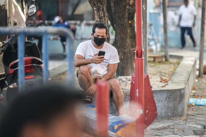 މާޗް 22، 2020: ރޭއްޖޭގައި ވެސް ފެތުރެމުންދާ ކޮވިޑް-19 އާ ގުޅިގެން ރައްކާތެރިވުމަށް ފޭސް މާސްކު އެޅުން -- ސަން ފޮޓޯ/ ފަޔާޒު މޫސާ 