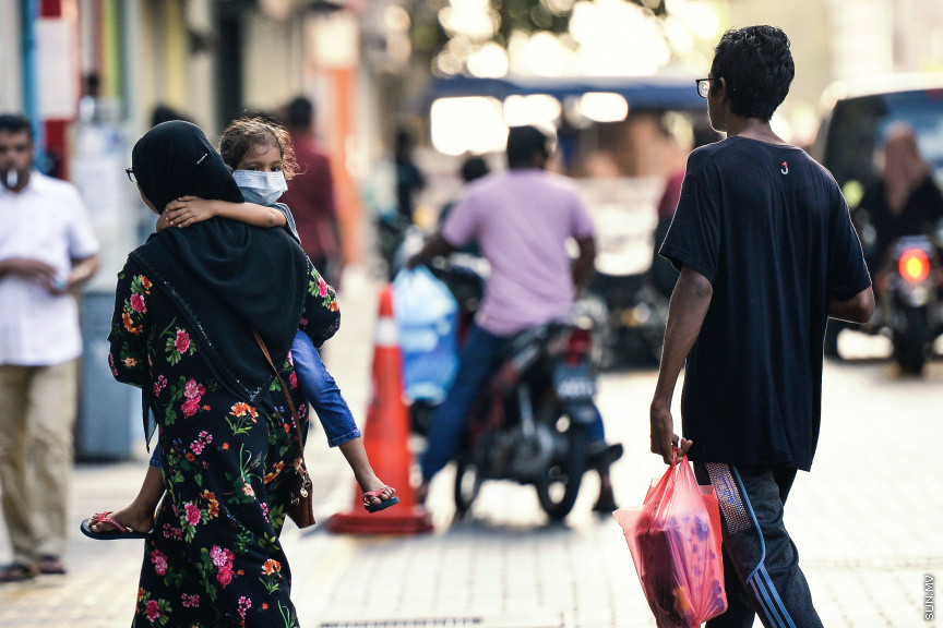 މާޗް 22، 2020: ރޭއްޖޭގައި ވެސް ފެތުރެމުންދާ ކޮވިޑް-19 އާ ގުޅިގެން ރައްކާތެރިވުމަށް ފޭސް މާސްކު އެޅުން -- ސަން ފޮޓޯ/ ފަޔާޒު މޫސާ 
