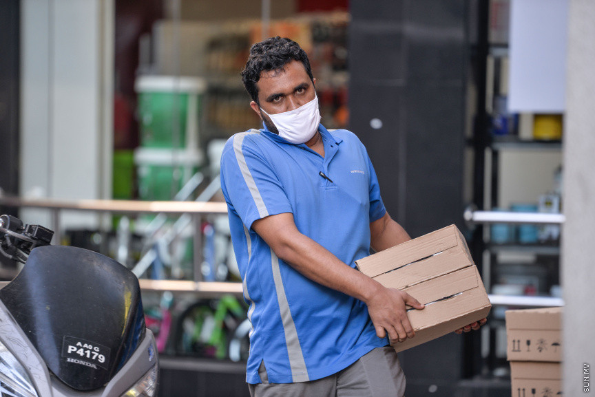 މާޗް 22، 2020: ރޭއްޖޭގައި ވެސް ފެތުރެމުންދާ ކޮވިޑް-19 އާ ގުޅިގެން ރައްކާތެރިވުމަށް ފޭސް މާސްކު އެޅުން -- ސަން ފޮޓޯ/ ފަޔާޒު މޫސާ 