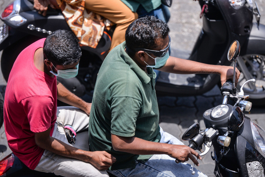 މާޗް 22، 2020: ރޭއްޖޭގައި ވެސް ފެތުރެމުންދާ ކޮވިޑް-19 އާ ގުޅިގެން ރައްކާތެރިވުމަށް ފޭސް މާސްކު އެޅުން -- ސަން ފޮޓޯ/ ފަޔާޒު މޫސާ 