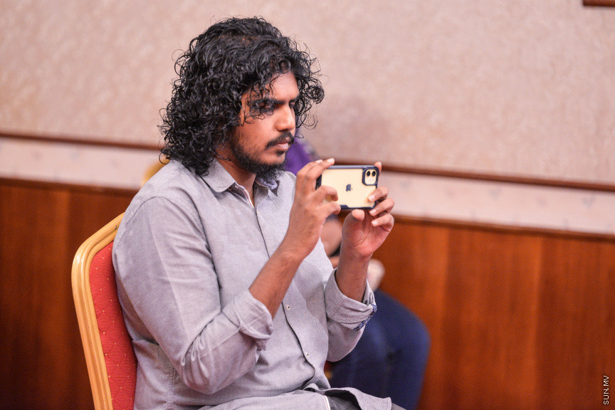 މާޗް 27، 2020: ކޮވިޑް19ގެ ނުރައްކާ ރާއްޖެއަށް ބޮޑުވެ، މުޅި ރާއްޖޭގައި ސިއްހީ ކުއްލި ނުރައްކާ އިއުލާން ކުރީ މި މަހުގެ 12 ވަނަ ދުވަހުއެވެ. އޭގެ ކުރިން ވެސް ކޮވިޑް19ގެ ހާލަތު އޮތް މިންވަރު ސަރުކާރުން ދިޔައީ ބުނެދެމުންނެވެ. ކޮވިޑް-19ގެ ތަރުޖާމާނެއްގެ ގޮތުގުގައި ރައީސް އޮފީހުގެ އަންޑަ ސެކްރެޓަރީ މަބްރޫކް އަބްދުލް އަޒީޒް ކަނޑައެޅުމާ އެކު ކޮންމެ ދުވަހަކު އެ ބޭފުޅާ ގެންދަވަނީ މީޑިއާތަކަށް މައުލޫމާތު ދެއްވަމުންނެވެ. ހުކުރު ދުވަސް ފިޔަވައި ކޮންމެ ދުވަަކު ދެ އިރު ޕްރެސް ކޮންފަރެންސް ދެއްވައެވެ. ހުކުރު ދުވަހުގެ ރޭ ވެސް ޕްރެސް ދެއްވައެވެ. ސަރުކާރު ބަންދުކޮށް، ކެފޭތަކާއި ރެސްޓޯރަންތުތައް ބަންދުކޮށްފައިވުމުން، ގޭގައި ތިބެގެން ގިނަ ބަޔަކު މަބްރޫކް ބާއްވާ ޕްރެސް ކޮންފަރެންސްތައް ދަނީ ބަލަމުންނެވެ. މި ފޮޓޯތަކުން މި ފެންނަނީ އެ ޕްރެސް ކޮންފަރެންސްތަކުގެ އަނެއް ފަރާތެވެ -- ސަން ފޮޓޯ/ ފަޔާޒު މޫސާ
