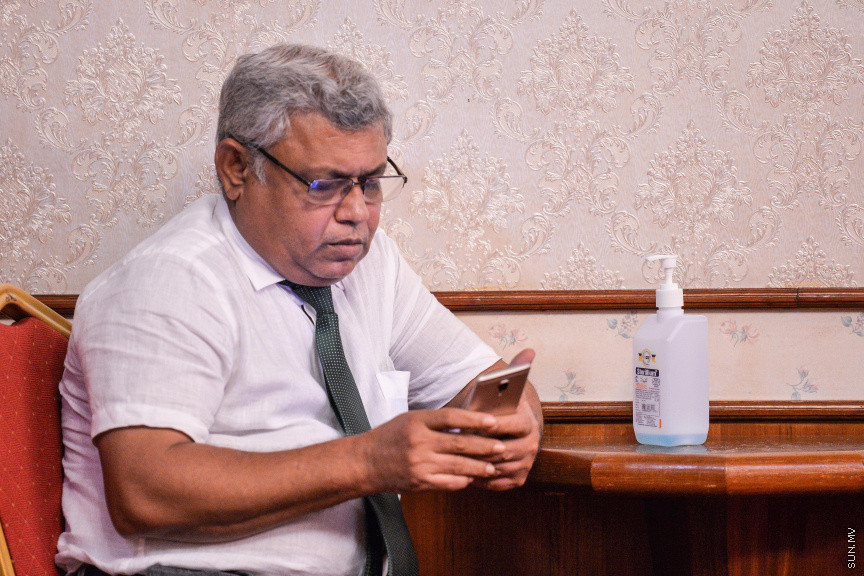 މާޗް 27، 2020: ކޮވިޑް19ގެ ނުރައްކާ ރާއްޖެއަށް ބޮޑުވެ، މުޅި ރާއްޖޭގައި ސިއްހީ ކުއްލި ނުރައްކާ އިއުލާން ކުރީ މި މަހުގެ 12 ވަނަ ދުވަހުއެވެ. އޭގެ ކުރިން ވެސް ކޮވިޑް19ގެ ހާލަތު އޮތް މިންވަރު ސަރުކާރުން ދިޔައީ ބުނެދެމުންނެވެ. ކޮވިޑް-19ގެ ތަރުޖާމާނެއްގެ ގޮތުގުގައި ރައީސް އޮފީހުގެ އަންޑަ ސެކްރެޓަރީ މަބްރޫކް އަބްދުލް އަޒީޒް ކަނޑައެޅުމާ އެކު ކޮންމެ ދުވަހަކު އެ ބޭފުޅާ ގެންދަވަނީ މީޑިއާތަކަށް މައުލޫމާތު ދެއްވަމުންނެވެ. ހުކުރު ދުވަސް ފިޔަވައި ކޮންމެ ދުވަަކު ދެ އިރު ޕްރެސް ކޮންފަރެންސް ދެއްވައެވެ. ހުކުރު ދުވަހުގެ ރޭ ވެސް ޕްރެސް ދެއްވައެވެ. ސަރުކާރު ބަންދުކޮށް، ކެފޭތަކާއި ރެސްޓޯރަންތުތައް ބަންދުކޮށްފައިވުމުން، ގޭގައި ތިބެގެން ގިނަ ބަޔަކު މަބްރޫކް ބާއްވާ ޕްރެސް ކޮންފަރެންސްތައް ދަނީ ބަލަމުންނެވެ. މި ފޮޓޯތަކުން މި ފެންނަނީ އެ ޕްރެސް ކޮންފަރެންސްތަކުގެ އަނެއް ފަރާތެވެ -- ސަން ފޮޓޯ/ ފަޔާޒު މޫސާ