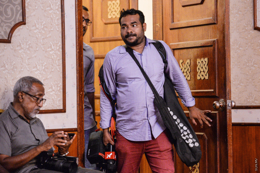 މާޗް 27، 2020: ކޮވިޑް19ގެ ނުރައްކާ ރާއްޖެއަށް ބޮޑުވެ، މުޅި ރާއްޖޭގައި ސިއްހީ ކުއްލި ނުރައްކާ އިއުލާން ކުރީ މި މަހުގެ 12 ވަނަ ދުވަހުއެވެ. އޭގެ ކުރިން ވެސް ކޮވިޑް19ގެ ހާލަތު އޮތް މިންވަރު ސަރުކާރުން ދިޔައީ ބުނެދެމުންނެވެ. ކޮވިޑް-19ގެ ތަރުޖާމާނެއްގެ ގޮތުގުގައި ރައީސް އޮފީހުގެ އަންޑަ ސެކްރެޓަރީ މަބްރޫކް އަބްދުލް އަޒީޒް ކަނޑައެޅުމާ އެކު ކޮންމެ ދުވަހަކު އެ ބޭފުޅާ ގެންދަވަނީ މީޑިއާތަކަށް މައުލޫމާތު ދެއްވަމުންނެވެ. ހުކުރު ދުވަސް ފިޔަވައި ކޮންމެ ދުވަަކު ދެ އިރު ޕްރެސް ކޮންފަރެންސް ދެއްވައެވެ. ހުކުރު ދުވަހުގެ ރޭ ވެސް ޕްރެސް ދެއްވައެވެ. ސަރުކާރު ބަންދުކޮށް، ކެފޭތަކާއި ރެސްޓޯރަންތުތައް ބަންދުކޮށްފައިވުމުން، ގޭގައި ތިބެގެން ގިނަ ބަޔަކު މަބްރޫކް ބާއްވާ ޕްރެސް ކޮންފަރެންސްތައް ދަނީ ބަލަމުންނެވެ. މި ފޮޓޯތަކުން މި ފެންނަނީ އެ ޕްރެސް ކޮންފަރެންސްތަކުގެ އަނެއް ފަރާތެވެ -- ސަން ފޮޓޯ/ ފަޔާޒު މޫސާ