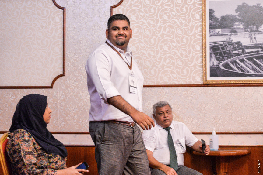 މާޗް 27، 2020: ކޮވިޑް19ގެ ނުރައްކާ ރާއްޖެއަށް ބޮޑުވެ، މުޅި ރާއްޖޭގައި ސިއްހީ ކުއްލި ނުރައްކާ އިއުލާން ކުރީ މި މަހުގެ 12 ވަނަ ދުވަހުއެވެ. އޭގެ ކުރިން ވެސް ކޮވިޑް19ގެ ހާލަތު އޮތް މިންވަރު ސަރުކާރުން ދިޔައީ ބުނެދެމުންނެވެ. ކޮވިޑް-19ގެ ތަރުޖާމާނެއްގެ ގޮތުގުގައި ރައީސް އޮފީހުގެ އަންޑަ ސެކްރެޓަރީ މަބްރޫކް އަބްދުލް އަޒީޒް ކަނޑައެޅުމާ އެކު ކޮންމެ ދުވަހަކު އެ ބޭފުޅާ ގެންދަވަނީ މީޑިއާތަކަށް މައުލޫމާތު ދެއްވަމުންނެވެ. ހުކުރު ދުވަސް ފިޔަވައި ކޮންމެ ދުވަަކު ދެ އިރު ޕްރެސް ކޮންފަރެންސް ދެއްވައެވެ. ހުކުރު ދުވަހުގެ ރޭ ވެސް ޕްރެސް ދެއްވައެވެ. ސަރުކާރު ބަންދުކޮށް، ކެފޭތަކާއި ރެސްޓޯރަންތުތައް ބަންދުކޮށްފައިވުމުން، ގޭގައި ތިބެގެން ގިނަ ބަޔަކު މަބްރޫކް ބާއްވާ ޕްރެސް ކޮންފަރެންސްތައް ދަނީ ބަލަމުންނެވެ. މި ފޮޓޯތަކުން މި ފެންނަނީ އެ ޕްރެސް ކޮންފަރެންސްތަކުގެ އަނެއް ފަރާތެވެ -- ސަން ފޮޓޯ/ ފަޔާޒު މޫސާ