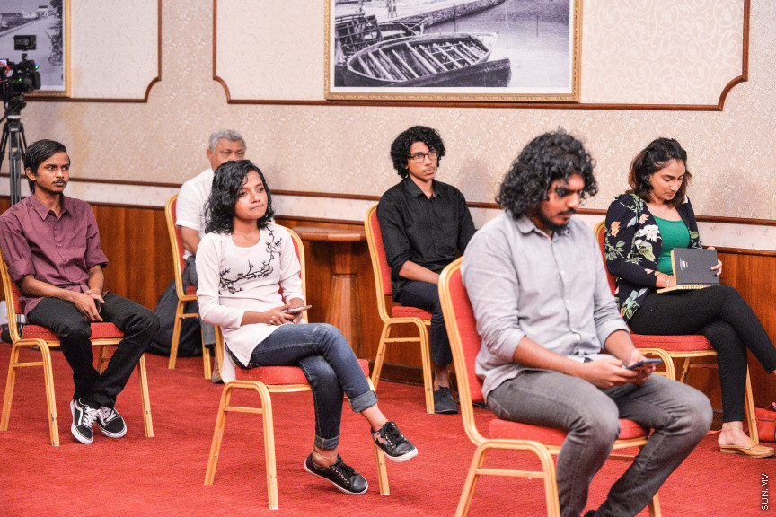 މާޗް 27، 2020: ކޮވިޑް19ގެ ނުރައްކާ ރާއްޖެއަށް ބޮޑުވެ، މުޅި ރާއްޖޭގައި ސިއްހީ ކުއްލި ނުރައްކާ އިއުލާން ކުރީ މި މަހުގެ 12 ވަނަ ދުވަހުއެވެ. އޭގެ ކުރިން ވެސް ކޮވިޑް19ގެ ހާލަތު އޮތް މިންވަރު ސަރުކާރުން ދިޔައީ ބުނެދެމުންނެވެ. ކޮވިޑް-19ގެ ތަރުޖާމާނެއްގެ ގޮތުގުގައި ރައީސް އޮފީހުގެ އަންޑަ ސެކްރެޓަރީ މަބްރޫކް އަބްދުލް އަޒީޒް ކަނޑައެޅުމާ އެކު ކޮންމެ ދުވަހަކު އެ ބޭފުޅާ ގެންދަވަނީ މީޑިއާތަކަށް މައުލޫމާތު ދެއްވަމުންނެވެ. ހުކުރު ދުވަސް ފިޔަވައި ކޮންމެ ދުވަަކު ދެ އިރު ޕްރެސް ކޮންފަރެންސް ދެއްވައެވެ. ހުކުރު ދުވަހުގެ ރޭ ވެސް ޕްރެސް ދެއްވައެވެ. ސަރުކާރު ބަންދުކޮށް، ކެފޭތަކާއި ރެސްޓޯރަންތުތައް ބަންދުކޮށްފައިވުމުން، ގޭގައި ތިބެގެން ގިނަ ބަޔަކު މަބްރޫކް ބާއްވާ ޕްރެސް ކޮންފަރެންސްތައް ދަނީ ބަލަމުންނެވެ. މި ފޮޓޯތަކުން މި ފެންނަނީ އެ ޕްރެސް ކޮންފަރެންސްތަކުގެ އަނެއް ފަރާތެވެ -- ސަން ފޮޓޯ/ ފަޔާޒު މޫސާ