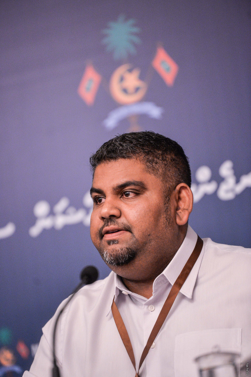މާޗް 27، 2020: ކޮވިޑް19ގެ ނުރައްކާ ރާއްޖެއަށް ބޮޑުވެ، މުޅި ރާއްޖޭގައި ސިއްހީ ކުއްލި ނުރައްކާ އިއުލާން ކުރީ މި މަހުގެ 12 ވަނަ ދުވަހުއެވެ. އޭގެ ކުރިން ވެސް ކޮވިޑް19ގެ ހާލަތު އޮތް މިންވަރު ސަރުކާރުން ދިޔައީ ބުނެދެމުންނެވެ. ކޮވިޑް-19ގެ ތަރުޖާމާނެއްގެ ގޮތުގުގައި ރައީސް އޮފީހުގެ އަންޑަ ސެކްރެޓަރީ މަބްރޫކް އަބްދުލް އަޒީޒް ކަނޑައެޅުމާ އެކު ކޮންމެ ދުވަހަކު އެ ބޭފުޅާ ގެންދަވަނީ މީޑިއާތަކަށް މައުލޫމާތު ދެއްވަމުންނެވެ. ހުކުރު ދުވަސް ފިޔަވައި ކޮންމެ ދުވަަކު ދެ އިރު ޕްރެސް ކޮންފަރެންސް ދެއްވައެވެ. ހުކުރު ދުވަހުގެ ރޭ ވެސް ޕްރެސް ދެއްވައެވެ. ސަރުކާރު ބަންދުކޮށް، ކެފޭތަކާއި ރެސްޓޯރަންތުތައް ބަންދުކޮށްފައިވުމުން، ގޭގައި ތިބެގެން ގިނަ ބަޔަކު މަބްރޫކް ބާއްވާ ޕްރެސް ކޮންފަރެންސްތައް ދަނީ ބަލަމުންނެވެ. މި ފޮޓޯތަކުން މި ފެންނަނީ އެ ޕްރެސް ކޮންފަރެންސްތަކުގެ އަނެއް ފަރާތެވެ -- ސަން ފޮޓޯ/ ފަޔާޒު މޫސާ