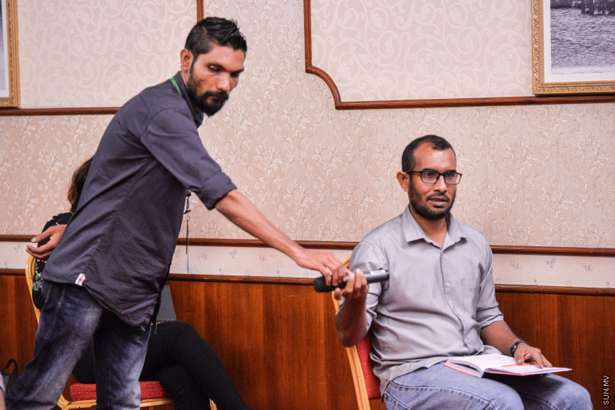 މާޗް 27، 2020: ކޮވިޑް19ގެ ނުރައްކާ ރާއްޖެއަށް ބޮޑުވެ، މުޅި ރާއްޖޭގައި ސިއްހީ ކުއްލި ނުރައްކާ އިއުލާން ކުރީ މި މަހުގެ 12 ވަނަ ދުވަހުއެވެ. އޭގެ ކުރިން ވެސް ކޮވިޑް19ގެ ހާލަތު އޮތް މިންވަރު ސަރުކާރުން ދިޔައީ ބުނެދެމުންނެވެ. ކޮވިޑް-19ގެ ތަރުޖާމާނެއްގެ ގޮތުގުގައި ރައީސް އޮފީހުގެ އަންޑަ ސެކްރެޓަރީ މަބްރޫކް އަބްދުލް އަޒީޒް ކަނޑައެޅުމާ އެކު ކޮންމެ ދުވަހަކު އެ ބޭފުޅާ ގެންދަވަނީ މީޑިއާތަކަށް މައުލޫމާތު ދެއްވަމުންނެވެ. ހުކުރު ދުވަސް ފިޔަވައި ކޮންމެ ދުވަަކު ދެ އިރު ޕްރެސް ކޮންފަރެންސް ދެއްވައެވެ. ހުކުރު ދުވަހުގެ ރޭ ވެސް ޕްރެސް ދެއްވައެވެ. ސަރުކާރު ބަންދުކޮށް، ކެފޭތަކާއި ރެސްޓޯރަންތުތައް ބަންދުކޮށްފައިވުމުން، ގޭގައި ތިބެގެން ގިނަ ބަޔަކު މަބްރޫކް ބާއްވާ ޕްރެސް ކޮންފަރެންސްތައް ދަނީ ބަލަމުންނެވެ. މި ފޮޓޯތަކުން މި ފެންނަނީ އެ ޕްރެސް ކޮންފަރެންސްތަކުގެ އަނެއް ފަރާތެވެ -- ސަން ފޮޓޯ/ ފަޔާޒު މޫސާ
