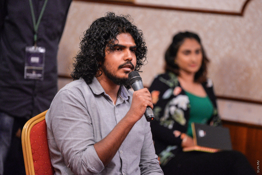 މާޗް 27، 2020: ކޮވިޑް19ގެ ނުރައްކާ ރާއްޖެއަށް ބޮޑުވެ، މުޅި ރާއްޖޭގައި ސިއްހީ ކުއްލި ނުރައްކާ އިއުލާން ކުރީ މި މަހުގެ 12 ވަނަ ދުވަހުއެވެ. އޭގެ ކުރިން ވެސް ކޮވިޑް19ގެ ހާލަތު އޮތް މިންވަރު ސަރުކާރުން ދިޔައީ ބުނެދެމުންނެވެ. ކޮވިޑް-19ގެ ތަރުޖާމާނެއްގެ ގޮތުގުގައި ރައީސް އޮފީހުގެ އަންޑަ ސެކްރެޓަރީ މަބްރޫކް އަބްދުލް އަޒީޒް ކަނޑައެޅުމާ އެކު ކޮންމެ ދުވަހަކު އެ ބޭފުޅާ ގެންދަވަނީ މީޑިއާތަކަށް މައުލޫމާތު ދެއްވަމުންނެވެ. ހުކުރު ދުވަސް ފިޔަވައި ކޮންމެ ދުވަަކު ދެ އިރު ޕްރެސް ކޮންފަރެންސް ދެއްވައެވެ. ހުކުރު ދުވަހުގެ ރޭ ވެސް ޕްރެސް ދެއްވައެވެ. ސަރުކާރު ބަންދުކޮށް، ކެފޭތަކާއި ރެސްޓޯރަންތުތައް ބަންދުކޮށްފައިވުމުން، ގޭގައި ތިބެގެން ގިނަ ބަޔަކު މަބްރޫކް ބާއްވާ ޕްރެސް ކޮންފަރެންސްތައް ދަނީ ބަލަމުންނެވެ. މި ފޮޓޯތަކުން މި ފެންނަނީ އެ ޕްރެސް ކޮންފަރެންސްތަކުގެ އަނެއް ފަރާތެވެ -- ސަން ފޮޓޯ/ ފަޔާޒު މޫސާ