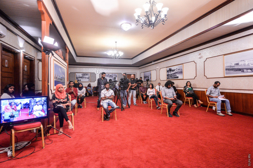 މާޗް 27، 2020: ކޮވިޑް19ގެ ނުރައްކާ ރާއްޖެއަށް ބޮޑުވެ، މުޅި ރާއްޖޭގައި ސިއްހީ ކުއްލި ނުރައްކާ އިއުލާން ކުރީ މި މަހުގެ 12 ވަނަ ދުވަހުއެވެ. އޭގެ ކުރިން ވެސް ކޮވިޑް19ގެ ހާލަތު އޮތް މިންވަރު ސަރުކާރުން ދިޔައީ ބުނެދެމުންނެވެ. ކޮވިޑް-19ގެ ތަރުޖާމާނެއްގެ ގޮތުގުގައި ރައީސް އޮފީހުގެ އަންޑަ ސެކްރެޓަރީ މަބްރޫކް އަބްދުލް އަޒީޒް ކަނޑައެޅުމާ އެކު ކޮންމެ ދުވަހަކު އެ ބޭފުޅާ ގެންދަވަނީ މީޑިއާތަކަށް މައުލޫމާތު ދެއްވަމުންނެވެ. ހުކުރު ދުވަސް ފިޔަވައި ކޮންމެ ދުވަަކު ދެ އިރު ޕްރެސް ކޮންފަރެންސް ދެއްވައެވެ. ހުކުރު ދުވަހުގެ ރޭ ވެސް ޕްރެސް ދެއްވައެވެ. ސަރުކާރު ބަންދުކޮށް، ކެފޭތަކާއި ރެސްޓޯރަންތުތައް ބަންދުކޮށްފައިވުމުން، ގޭގައި ތިބެގެން ގިނަ ބަޔަކު މަބްރޫކް ބާއްވާ ޕްރެސް ކޮންފަރެންސްތައް ދަނީ ބަލަމުންނެވެ. މި ފޮޓޯތަކުން މި ފެންނަނީ އެ ޕްރެސް ކޮންފަރެންސްތަކުގެ އަނެއް ފަރާތެވެ -- ސަން ފޮޓޯ/ ފަޔާޒު މޫސާ