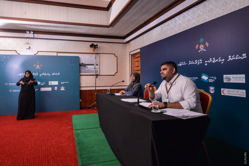 މާޗް 27، 2020: ކޮވިޑް19ގެ ނުރައްކާ ރާއްޖެއަށް ބޮޑުވެ، މުޅި ރާއްޖޭގައި ސިއްހީ ކުއްލި ނުރައްކާ އިއުލާން ކުރީ މި މަހުގެ 12 ވަނަ ދުވަހުއެވެ. އޭގެ ކުރިން ވެސް ކޮވިޑް19ގެ ހާލަތު އޮތް މިންވަރު ސަރުކާރުން ދިޔައީ ބުނެދެމުންނެވެ. ކޮވިޑް-19ގެ ތަރުޖާމާނެއްގެ ގޮތުގުގައި ރައީސް އޮފީހުގެ އަންޑަ ސެކްރެޓަރީ މަބްރޫކް އަބްދުލް އަޒީޒް ކަނޑައެޅުމާ އެކު ކޮންމެ ދުވަހަކު އެ ބޭފުޅާ ގެންދަވަނީ މީޑިއާތަކަށް މައުލޫމާތު ދެއްވަމުންނެވެ. ހުކުރު ދުވަސް ފިޔަވައި ކޮންމެ ދުވަަކު ދެ އިރު ޕްރެސް ކޮންފަރެންސް ދެއްވައެވެ. ހުކުރު ދުވަހުގެ ރޭ ވެސް ޕްރެސް ދެއްވައެވެ. ސަރުކާރު ބަންދުކޮށް، ކެފޭތަކާއި ރެސްޓޯރަންތުތައް ބަންދުކޮށްފައިވުމުން، ގޭގައި ތިބެގެން ގިނަ ބަޔަކު މަބްރޫކް ބާއްވާ ޕްރެސް ކޮންފަރެންސްތައް ދަނީ ބަލަމުންނެވެ. މި ފޮޓޯތަކުން މި ފެންނަނީ އެ ޕްރެސް ކޮންފަރެންސްތަކުގެ އަނެއް ފަރާތެވެ -- ސަން ފޮޓޯ/ ފަޔާޒު މޫސާ