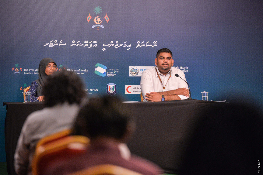 މާޗް 27، 2020: ކޮވިޑް19ގެ ނުރައްކާ ރާއްޖެއަށް ބޮޑުވެ، މުޅި ރާއްޖޭގައި ސިއްހީ ކުއްލި ނުރައްކާ އިއުލާން ކުރީ މި މަހުގެ 12 ވަނަ ދުވަހުއެވެ. އޭގެ ކުރިން ވެސް ކޮވިޑް19ގެ ހާލަތު އޮތް މިންވަރު ސަރުކާރުން ދިޔައީ ބުނެދެމުންނެވެ. ކޮވިޑް-19ގެ ތަރުޖާމާނެއްގެ ގޮތުގުގައި ރައީސް އޮފީހުގެ އަންޑަ ސެކްރެޓަރީ މަބްރޫކް އަބްދުލް އަޒީޒް ކަނޑައެޅުމާ އެކު ކޮންމެ ދުވަހަކު އެ ބޭފުޅާ ގެންދަވަނީ މީޑިއާތަކަށް މައުލޫމާތު ދެއްވަމުންނެވެ. ހުކުރު ދުވަސް ފިޔަވައި ކޮންމެ ދުވަަކު ދެ އިރު ޕްރެސް ކޮންފަރެންސް ދެއްވައެވެ. ހުކުރު ދުވަހުގެ ރޭ ވެސް ޕްރެސް ދެއްވައެވެ. ސަރުކާރު ބަންދުކޮށް، ކެފޭތަކާއި ރެސްޓޯރަންތުތައް ބަންދުކޮށްފައިވުމުން، ގޭގައި ތިބެގެން ގިނަ ބަޔަކު މަބްރޫކް ބާއްވާ ޕްރެސް ކޮންފަރެންސްތައް ދަނީ ބަލަމުންނެވެ. މި ފޮޓޯތަކުން މި ފެންނަނީ އެ ޕްރެސް ކޮންފަރެންސްތަކުގެ އަނެއް ފަރާތެވެ -- ސަން ފޮޓޯ/ ފަޔާޒު މޫސާ