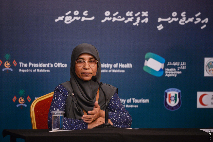 މާޗް 27، 2020: ކޮވިޑް19ގެ ނުރައްކާ ރާއްޖެއަށް ބޮޑުވެ، މުޅި ރާއްޖޭގައި ސިއްހީ ކުއްލި ނުރައްކާ އިއުލާން ކުރީ މި މަހުގެ 12 ވަނަ ދުވަހުއެވެ. އޭގެ ކުރިން ވެސް ކޮވިޑް19ގެ ހާލަތު އޮތް މިންވަރު ސަރުކާރުން ދިޔައީ ބުނެދެމުންނެވެ. ކޮވިޑް-19ގެ ތަރުޖާމާނެއްގެ ގޮތުގުގައި ރައީސް އޮފީހުގެ އަންޑަ ސެކްރެޓަރީ މަބްރޫކް އަބްދުލް އަޒީޒް ކަނޑައެޅުމާ އެކު ކޮންމެ ދުވަހަކު އެ ބޭފުޅާ ގެންދަވަނީ މީޑިއާތަކަށް މައުލޫމާތު ދެއްވަމުންނެވެ. ހުކުރު ދުވަސް ފިޔަވައި ކޮންމެ ދުވަަކު ދެ އިރު ޕްރެސް ކޮންފަރެންސް ދެއްވައެވެ. ހުކުރު ދުވަހުގެ ރޭ ވެސް ޕްރެސް ދެއްވައެވެ. ސަރުކާރު ބަންދުކޮށް، ކެފޭތަކާއި ރެސްޓޯރަންތުތައް ބަންދުކޮށްފައިވުމުން، ގޭގައި ތިބެގެން ގިނަ ބަޔަކު މަބްރޫކް ބާއްވާ ޕްރެސް ކޮންފަރެންސްތައް ދަނީ ބަލަމުންނެވެ. މި ފޮޓޯތަކުން މި ފެންނަނީ އެ ޕްރެސް ކޮންފަރެންސްތަކުގެ އަނެއް ފަރާތެވެ -- ސަން ފޮޓޯ/ ފަޔާޒު މޫސާ