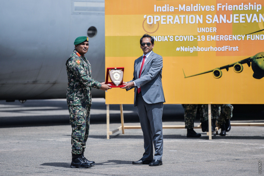އޭޕްރީލް 2، 2020: އިންޑިއާ ލޮކްޑައުންކުރުމުގެ ސަބަބުން ރާއްޖެއަށް ނުގެނެވިފައި ހުރި 6.2 ޓަނުގެ ބޭސް އިންޑިއާގެ އަސްކަރިއްޔާގެ އެހީގައި ރާއްޖެގެނެސް، ރާއްޖޭގެ ސަރުކާރާ ހަވާލުކުރުން -- ސަން ފޮޓޯ/ ފަޔާޒު މޫސާ