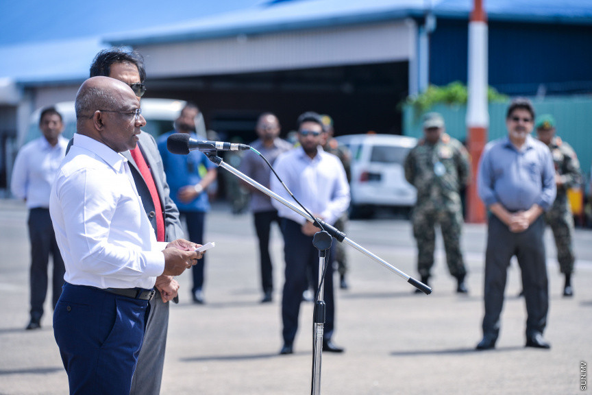 އޭޕްރީލް 2، 2020: އިންޑިއާ ލޮކްޑައުންކުރުމުގެ ސަބަބުން ރާއްޖެއަށް ނުގެނެވިފައި ހުރި 6.2 ޓަނުގެ ބޭސް އިންޑިއާގެ އަސްކަރިއްޔާގެ އެހީގައި ރާއްޖެގެނެސް، ރާއްޖޭގެ ސަރުކާރާ ހަވާލުކުރުން -- ސަން ފޮޓޯ/ ފަޔާޒު މޫސާ