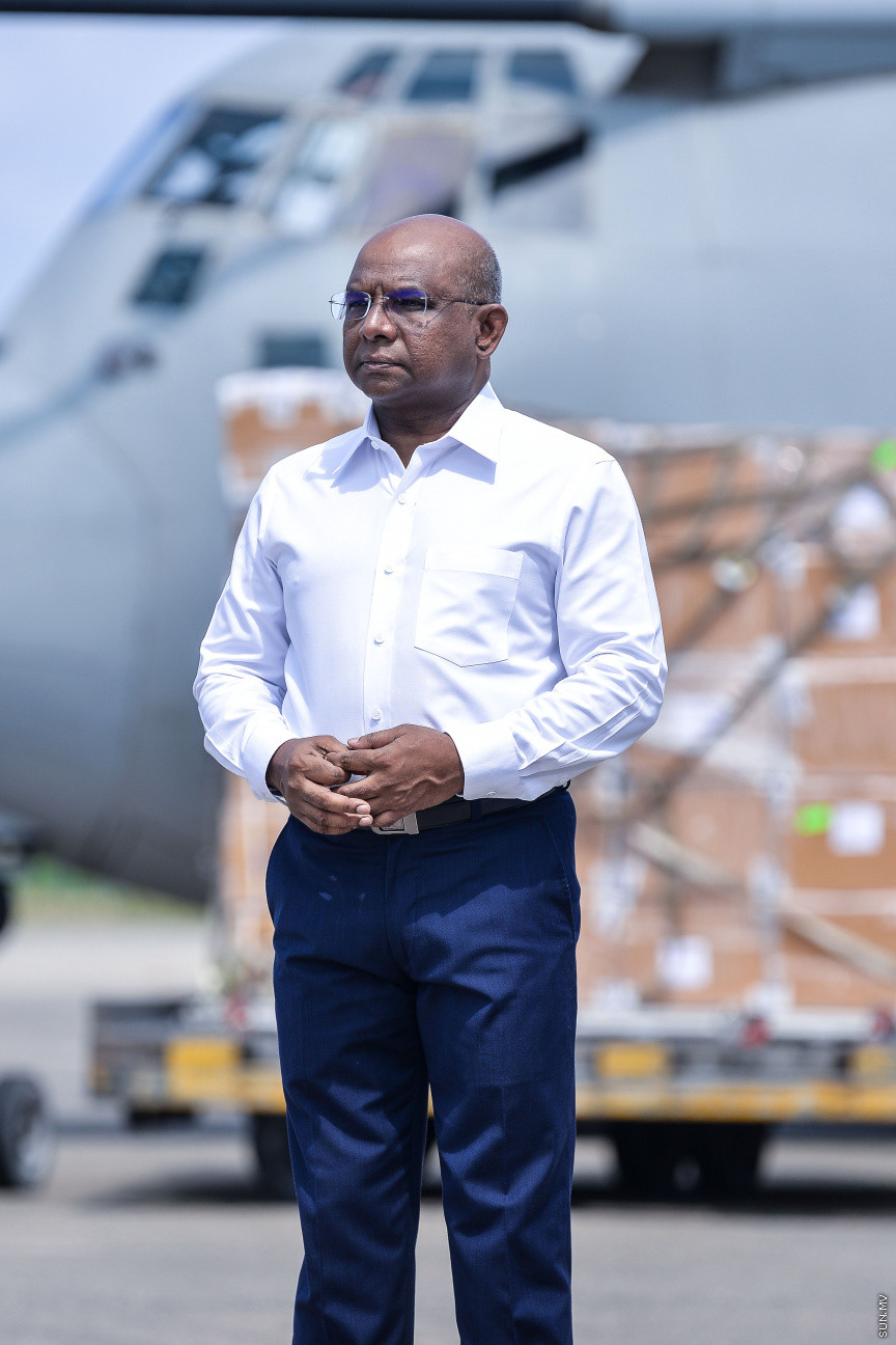 އޭޕްރީލް 2، 2020: އިންޑިއާ ލޮކްޑައުންކުރުމުގެ ސަބަބުން ރާއްޖެއަށް ނުގެނެވިފައި ހުރި 6.2 ޓަނުގެ ބޭސް އިންޑިއާގެ އަސްކަރިއްޔާގެ އެހީގައި ރާއްޖެގެނެސް، ރާއްޖޭގެ ސަރުކާރާ ހަވާލުކުރުން -- ސަން ފޮޓޯ/ ފަޔާޒު މޫސާ