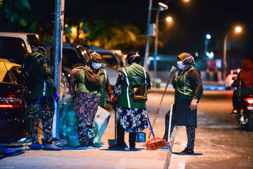 އޭޕްރީލް 8، 2020: ކޮވިޑް-19އިން ރައްކާތެރިވުމުގެ ފިޔަވަޅުތައް މުޅި ރާއްޖޭގައި އަޅަމުންދާއިރު، ފްރޮންޓްލައިންގައި މަސައްކަތް ކުރާ މީހުންގެ ތެރޭގައި ވެމްކޯގެ ކުނި ކަހާ އަންހެނުން ހިމެނޭ. ކޮންމެ ދުވަހަކު އެ މީހުން މަގުތައް ސާފު ކުރަން ނުކުންނަނީ އަމިއްލަ ނަފްސު ނުރައްކަލަށް ހުށަހަޅަމުން. އެ މީހުން ބުނާ ގޮތުގައި ބޭނުންކޮށްފައި ހުންނަ ޓިޝޫއާއި ފޭސް މާސްކުތައް މަގުމަތިން ކަހަން ޖެހޭ. އެ މީހުން އާދޭސްކޮށްފައި ބުނަނީ އެފަދަ ކުނި މަގުމައްޗަށް ނާޅަން -- ސަން ފޮޓޯ/ ފަޔާޒު މޫސާ