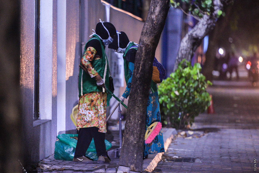 އޭޕްރީލް 8، 2020: ކޮވިޑް-19އިން ރައްކާތެރިވުމުގެ ފިޔަވަޅުތައް މުޅި ރާއްޖޭގައި އަޅަމުންދާއިރު، ފްރޮންޓްލައިންގައި މަސައްކަތް ކުރާ މީހުންގެ ތެރޭގައި ވެމްކޯގެ ކުނި ކަހާ އަންހެނުން ހިމެނޭ. ކޮންމެ ދުވަހަކު އެ މީހުން މަގުތައް ސާފު ކުރަން ނުކުންނަނީ އަމިއްލަ ނަފްސު ނުރައްކަލަށް ހުށަހަޅަމުން. އެ މީހުން ބުނާ ގޮތުގައި ބޭނުންކޮށްފައި ހުންނަ ޓިޝޫއާއި ފޭސް މާސްކުތައް މަގުމަތިން ކަހަން ޖެހޭ. އެ މީހުން އާދޭސްކޮށްފައި ބުނަނީ އެފަދަ ކުނި މަގުމައްޗަށް ނާޅަން -- ސަން ފޮޓޯ/ ފަޔާޒު މޫސާ