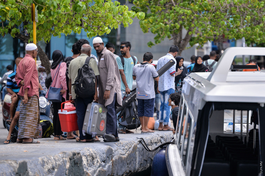 އޭޕްރީލް 15، 2020: ކޮވިޑް19 ޖެހިފައިވާ މީހަކު މާލެއިން ފެނުމާ ގުޅިގެން، 24 ގަޑިއިރަށް މާލެ ސަރަހައްދު ބަންދުކުރުން -- ސަން ފޮޓޯ/ ފަޔާޒު މޫސާ