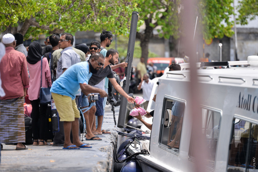 އޭޕްރީލް 15، 2020: ކޮވިޑް19 ޖެހިފައިވާ މީހަކު މާލެއިން ފެނުމާ ގުޅިގެން، 24 ގަޑިއިރަށް މާލެ ސަރަހައްދު ބަންދުކުރުން -- ސަން ފޮޓޯ/ ފަޔާޒު މޫސާ