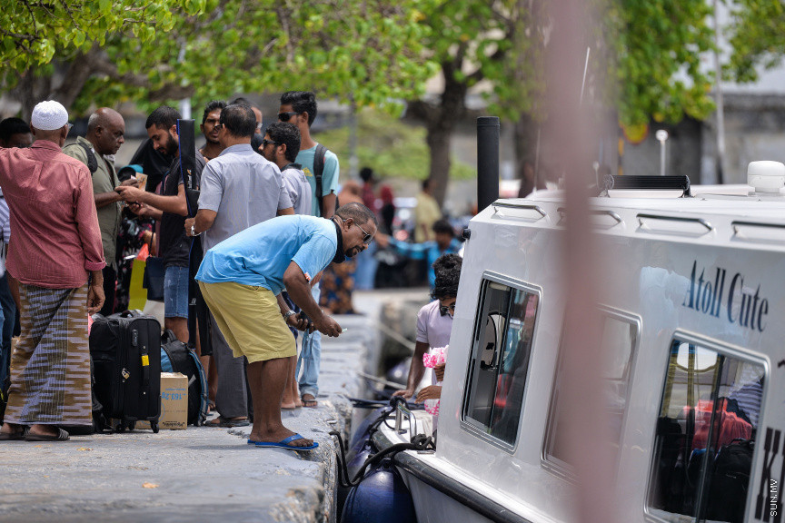 އޭޕްރީލް 15، 2020: ކޮވިޑް19 ޖެހިފައިވާ މީހަކު މާލެއިން ފެނުމާ ގުޅިގެން، 24 ގަޑިއިރަށް މާލެ ސަރަހައްދު ބަންދުކުރުން -- ސަން ފޮޓޯ/ ފަޔާޒު މޫސާ