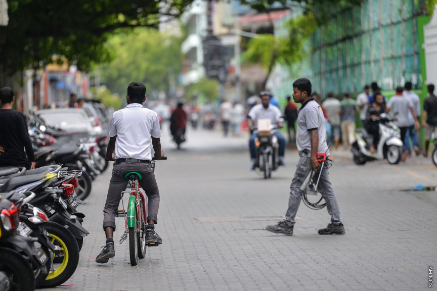 އޭޕްރީލް 15، 2020: ކޮވިޑް19 ޖެހިފައިވާ މީހަކު މާލެއިން ފެނުމާ ގުޅިގެން، 24 ގަޑިއިރަށް މާލެ ސަރަހައްދު ބަންދުކުރުން -- ސަން ފޮޓޯ/ ފަޔާޒު މޫސާ