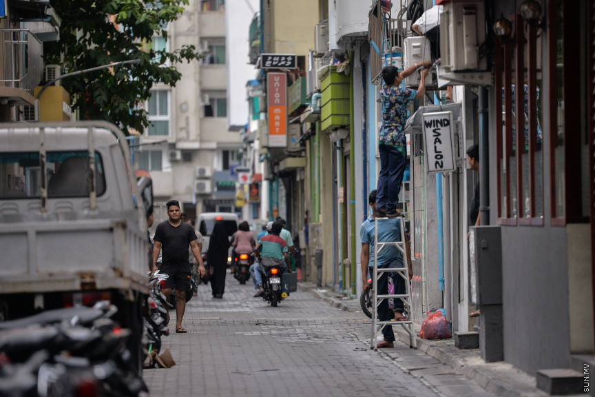އޭޕްރީލް 15، 2020: ކޮވިޑް19 ޖެހިފައިވާ މީހަކު މާލެއިން ފެނުމާ ގުޅިގެން، 24 ގަޑިއިރަށް މާލެ ސަރަހައްދު ބަންދުކުރުން -- ސަން ފޮޓޯ/ ފަޔާޒު މޫސާ