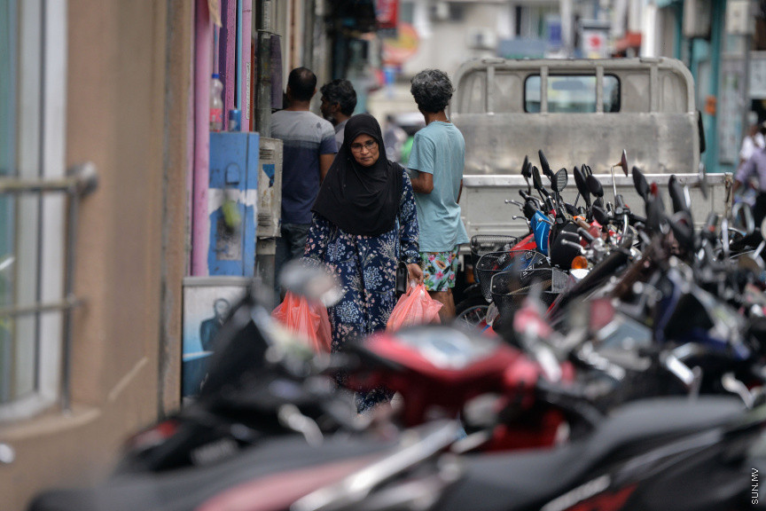 އޭޕްރީލް 15، 2020: ކޮވިޑް19 ޖެހިފައިވާ މީހަކު މާލެއިން ފެނުމާ ގުޅިގެން، 24 ގަޑިއިރަށް މާލެ ސަރަހައްދު ބަންދުކުރުން -- ސަން ފޮޓޯ/ ފަޔާޒު މޫސާ
