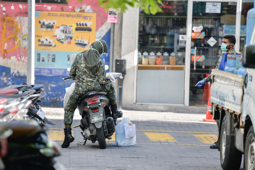 އޭޕްރީލް 19، 2020: އެސްޓީއޯގެ އޮންލައިން ސްޓޯރަށް ގިނަ އަދަދެއްގެ އޯޑަރުތައް އައިސް ޑެލިވަރީތައް ފުނިޖެހުމާއެކު އެ މަސައްކަތް ކުރުމަށް ނިކުތީ ދިވެހި ސިފައިން. ސިފައިންގެ ބޭކަލުންނާއި، ބޭކަންބަލުން ދަނީ މާލޭގެ ގޭގެއަށް އެސްޓީއޯގެ ފަރާތުން މުދާ ޑެލިވަރ ކޮށްދެމުން -- ސަން ފޮޓޯ/ ފަޔާޒު މޫސާ
